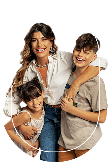 Mãe sorrindo com dois filhos