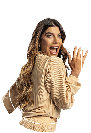 Mulher sorrindo em pose de surpresa